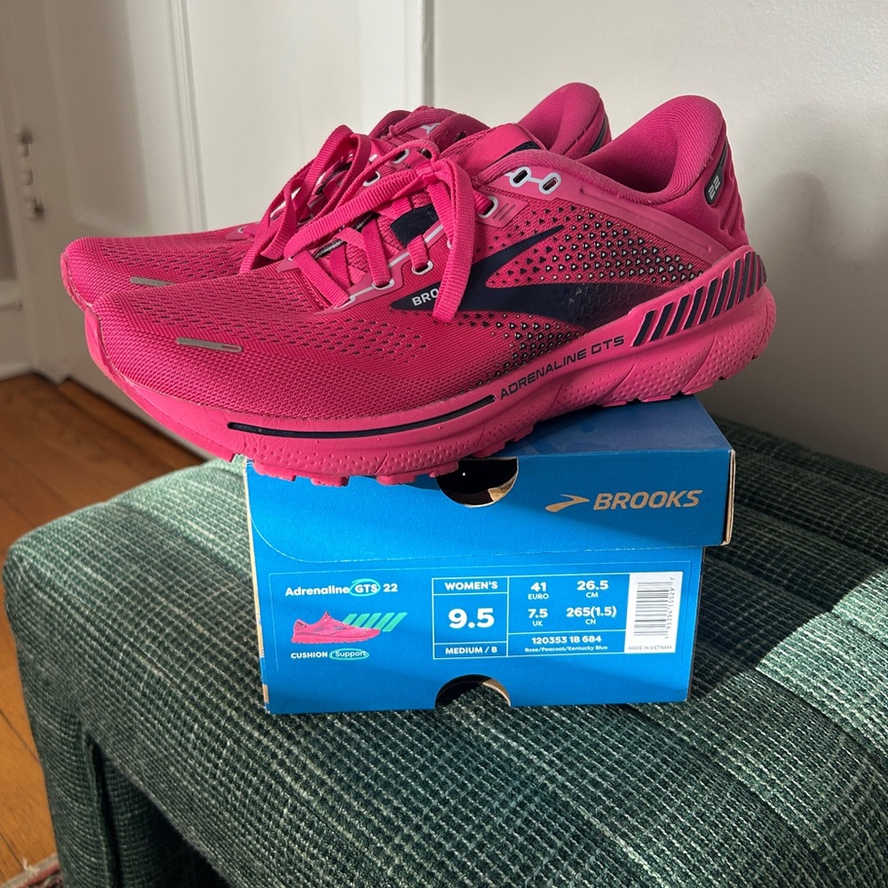 Brooks Women's Adrenaline GTS 22 Running Shoes - Fuchsia